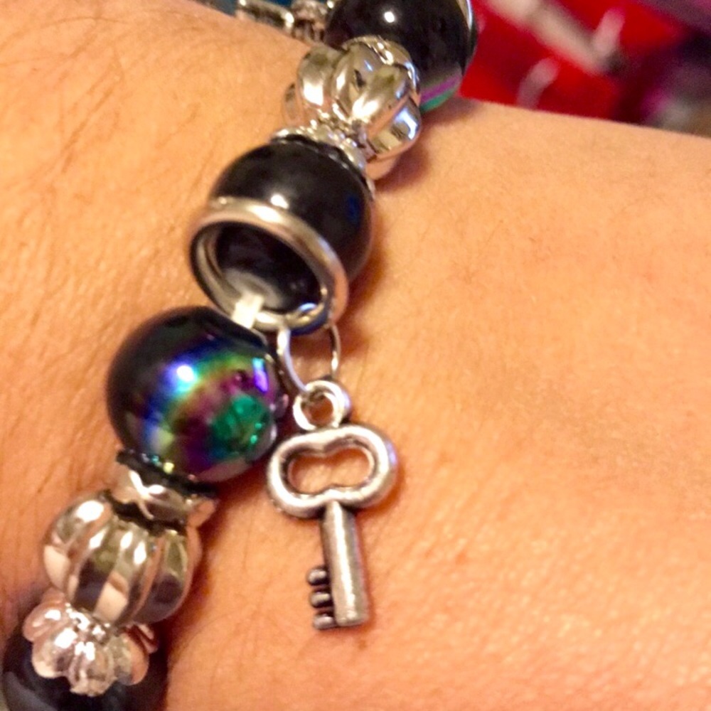 New with tags stretch bracelet charm love, wings,